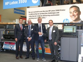 Sismaprint si aggiudica la prima installazione in Italia della HP Latex 3500 Da destra Oscar Vidal, HP. Oscar Stucchi, Sismaprint. Giorgio Guadagnin, MCA Digital (rivenditore). Stefano Casati, HP.