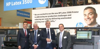 Sismaprint si aggiudica la prima installazione in Italia della HP Latex 3500 Da destra Oscar Vidal, HP. Oscar Stucchi, Sismaprint. Giorgio Guadagnin, MCA Digital (rivenditore). Stefano Casati, HP.