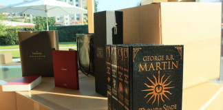 Fontana Grafica presenta la sua nuova gamma prodotta da James Cropper Creazioni realizzate in carte speciali Corvon® , Pellaq® e Skivertex®.