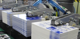 Bograma, MBO e Herzog+Heymann presentano la produzione di etichette differenti e assortite Il robot afferra tutte e cinque le pile di etichette.