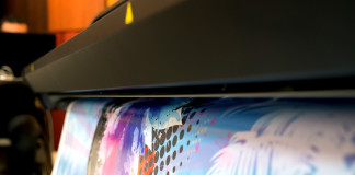 Dalla stampa all’applicazione: dal Latex al wrapping Un dettaglio della stampante da 1625 millimetri HP Latex 370 che durante il workshop ha stampato le grafiche dei partecipanti su film 3M 8150 Clear View Trasparente Ultracristallino, Envision 48C ed Envision 480.