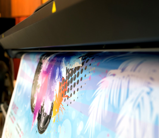 Dalla stampa all’applicazione: dal Latex al wrapping Un dettaglio della stampante da 1625 millimetri HP Latex 370 che durante il workshop ha stampato le grafiche dei partecipanti su film 3M 8150 Clear View Trasparente Ultracristallino, Envision 48C ed Envision 480.