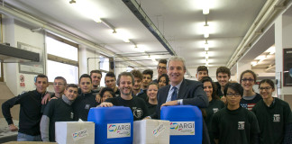 Sostenere i giovani per sostenere il futuro dell’industria grafica Nelle foto Roberto Levi consegna a Maurizio Volontieri, Istruttore in laboratorio di stampa dell’Istituto Artigianelli, i primi prodotti offerti a nome degli associati Argi, alla presenza degli studenti di una classe dell’Istituto.