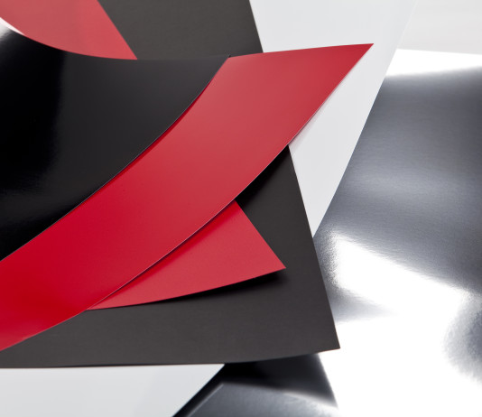 Splendorlux è la famiglia di carte e cartoncini con lucidissima finitura cast-coated di Fedrigoni