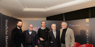 «Allargare gli orizzonti della quotidianità per realizzare prodotti originali e all’avanguardia» Da sinistra Enrico Damiani, responsabile commerciale di Grafiche Martintype, Giovanni Re, community manager di Roland DG, Aldo Vespasiani, direttore del settore telecomunicazioni e Ict della Selta, Giuseppe Damiani, amministratore di Grafiche Martintype e Sabatino Faraone, amministratore del Gruppo Faraone Architetture Trasparenti.