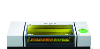 La nuova stampante UV inkjet piana di Roland DG: VersaUV LEF-300 LEF-300 è la nuova stampante UV della serie VersaUV che permetterà agli operatori di essere ancora più produttivi.