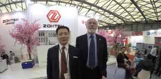 Lombardi Converting Machinery affronta la Cina Xiaoyu Lin di Zonten con Claudio Lombardi, fondatore e presidente di Lombardi Converting Machinery a Shanghai durante Labelexpo Asia.