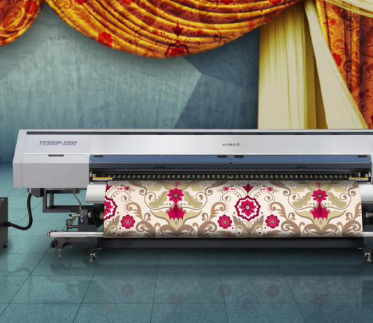 Mimaki per l’arredamento e il soft signage per interni La nuova stampante inkjet Mimaki TS500P-3200.