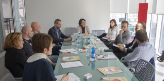 L’omnicanalità è stata la protagonista della tavola rotonda di Italia Grafica Da destra Luca Fiorin di Grafiche Fiorin, Lorenzo Cabras di Strerling Cooper, Paolo Pascolo di iMille, Stefania Garancini, redattrice di Italia Grafica, Ester Crisanti, direttore tecnico della rivista, Enrico Giubertoni, consulente di social media, Gianluca Gibilaro di Hagam in rappresentanza di Coop Lombardia, Donato Di Carlo di Dadomani Studio, e Gabriella Moretti di Rotolito Lombarda.