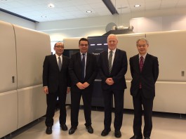 Komori e Screen annunciano un accordo aziendale strategico per l’Europa Da sinistra: Akihito Komori, Presidente di Komori International Europe; Neil Sutton, direttore vendite di Komori International Europe; Brian Filler, Presidente di Screen GP Europe; e Takanori Kakita, presidente del CdA di Screen GP Europe.