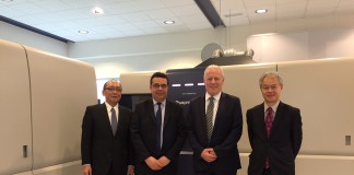 Komori e Screen annunciano un accordo aziendale strategico per l’Europa Da sinistra: Akihito Komori, Presidente di Komori International Europe; Neil Sutton, direttore vendite di Komori International Europe; Brian Filler, Presidente di Screen GP Europe; e Takanori Kakita, presidente del CdA di Screen GP Europe.