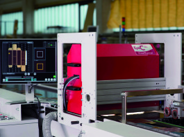 Conformità al 100% per imballaggi di alta qualità La nuova testata da ispezione della serie EyeC ProofRunner Carton verifica la qualità delle scatole pieghevoli più complesse, come quelle che combinano matrice per stampa a caldo di lamine e goffratura, offrendo una risposta sicura ai requisiti degli imballaggi di lusso.