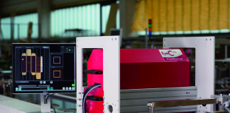 Conformità al 100% per imballaggi di alta qualità La nuova testata da ispezione della serie EyeC ProofRunner Carton verifica la qualità delle scatole pieghevoli più complesse, come quelle che combinano matrice per stampa a caldo di lamine e goffratura, offrendo una risposta sicura ai requisiti degli imballaggi di lusso.