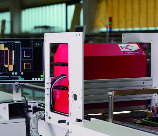 Conformità al 100% per imballaggi di alta qualità La nuova testata da ispezione della serie EyeC ProofRunner Carton verifica la qualità delle scatole pieghevoli più complesse, come quelle che combinano matrice per stampa a caldo di lamine e goffratura, offrendo una risposta sicura ai requisiti degli imballaggi di lusso.