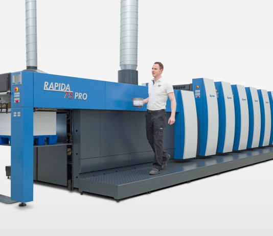 In anteprima a drupa la macchina a cinque colori con verniciatura ed essiccazione UV LED Al drupa, la nuova Rapida 75 PRO produrrà nella versione a cinque colori con verniciatura ed essiccazione UV LED.