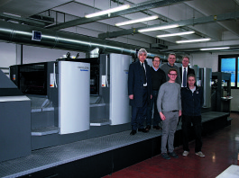 Kappadue Arti Grafiche rinnova la fiducia in Heidelberg In piedi sulla pedana della CD 1025lx da sinistra Silvano Chiusa venditore HDIT, Egidio Forner, Liigi Favero, Rinaldo Mattera Sales Area Manager.