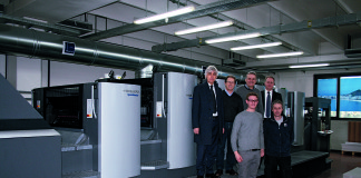 Kappadue Arti Grafiche rinnova la fiducia in Heidelberg In piedi sulla pedana della CD 1025lx da sinistra Silvano Chiusa venditore HDIT, Egidio Forner, Liigi Favero, Rinaldo Mattera Sales Area Manager.