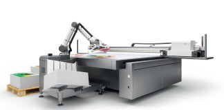 Un robot per il carico e lo scarico dei supporti rigidi per le stampanti di grande formato