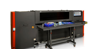 Efi lancia la stampante per termoformatura entry level La nuova stampante per termoformatura Efi H1625-SD da 1,65 metri che utilizza l’inchiostro Efi SuperDraw Uv.