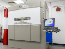 Ricoh: una grande stampante 3D per il settore manifatturiero La grande stampante 3D Ricoh AM S5500P può lavorare i poliammidi PA6, PA 11, PA 12 e il polipropilene che sono di importanza strategica per il settore manifatturiero, specie quello legato al settore dell’automotive.