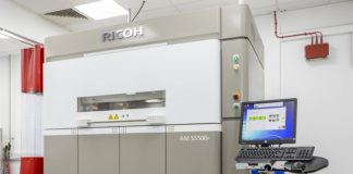 Ricoh: una grande stampante 3D per il settore manifatturiero La grande stampante 3D Ricoh AM S5500P può lavorare i poliammidi PA6, PA 11, PA 12 e il polipropilene che sono di importanza strategica per il settore manifatturiero, specie quello legato al settore dell’automotive.