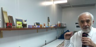 Competitività e valore: intervista a Benny Landa Benny Landa mostra la stampa su diversi materiali nei laboratori di Landa Digital Printing.