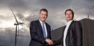 Ecco il nuovo impianto per la realizzazione di lastre di Fujifilm: 100% alimentato a energia eolica Da sinistra Peter Struik (Fujifilm) e Marc van der Linden (Eneco Group).