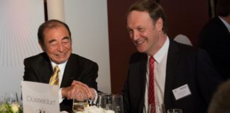 Cewe rafforza la propria partnership con Fujifilm investendo nella stampante Jet Press 720S Da sinistra il Presidente e CEO di Fujifilm Shigetaka Komori, con il CEO di Cewe, Rolf Hollander.