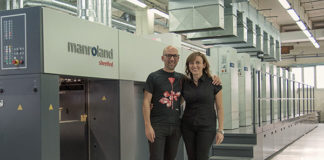 Grafiche Bramucci sceglie Manroland per la stampa di packaging di lusso La signora Francesca Bramucci, titolare delle Grafiche Bramucci e Fabio D'Amico, responsabile del reparto offset.