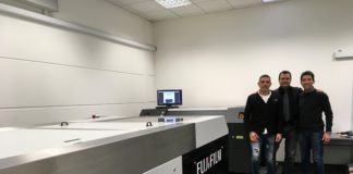 Flexostudio è la prima azienda italiana a installare Flenex FW Fiorenzo Fenu, Denny Loi di Flexostudio insieme a Claudio Giacomelli di Synergic Solution davanti alla S928 di Fujifilm e al CDI 4835 di Esko.