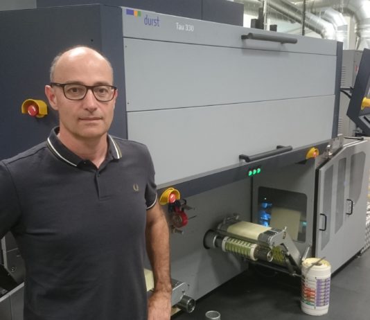 La prima installazione europea della Durst Tau 330 e del sistema di finitura laser in-line LFS 330 Brice Carugati, Presidente di Adesa.