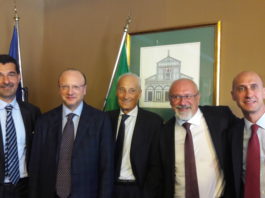 Nasce la Federazione della carta e della grafica Da sinistra Massimo Medugno di Assocarta, Vincenzo Boccia, il diretto uscente di Assografici Claudio Covini e il direttore neoeletto Maurizio d'Adda e Andrea Briganti di Acimga.