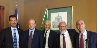 Nasce la Federazione della carta e della grafica Da sinistra Massimo Medugno di Assocarta, Vincenzo Boccia, il diretto uscente di Assografici Claudio Covini e il direttore neoeletto Maurizio d'Adda e Andrea Briganti di Acimga.