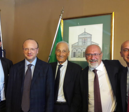 Nasce la Federazione della carta e della grafica Da sinistra Massimo Medugno di Assocarta, Vincenzo Boccia, il diretto uscente di Assografici Claudio Covini e il direttore neoeletto Maurizio d'Adda e Andrea Briganti di Acimga.
