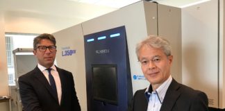 REM allarga il suo portafoglio con le soluzioni Screen Il Presidente di Screen Takanori Kakita ed Ettore Maretti con una Truepress Jet L350 UV.