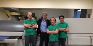 Giorgio Martano di Stige Arti grafiche parla del mercato della stampa Fabio Porchera, account manager di Kodak Italia e, con la maglietta verde, alcuni collaboratori del reparto prestampa dell'azienda.