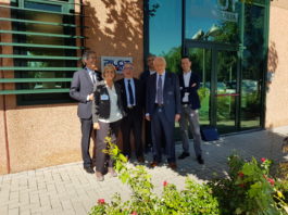 Pilot Italia è la prima azienda italiana a scegliere Gallus Labelfire Partendo da sinistra Luca Fattorossi (Sales & Marketing Manager Heidelberg Italia), Paola Ratti (Financial Officer & HR Heidelberg Italia), Antonio Panariti (Plant Manager Pilot Italia), Giancarlo Vimercati (Managing Director Pilot Italia), Andrea Vimercati (Chief Operations Officer Pilot Italia) e, dietro, Marco Prato (Field Sales Equipment & Consumables & RE Heidelberg Italia).