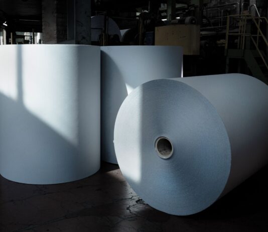 Dalla collaborazione tra Fedrigoni e Albini nasce Futura, la carta con il 25% di fibra da scarti di produzione tessile